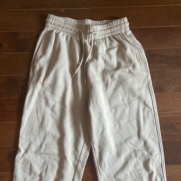 Beige sweatpants - Picture 2 of 3